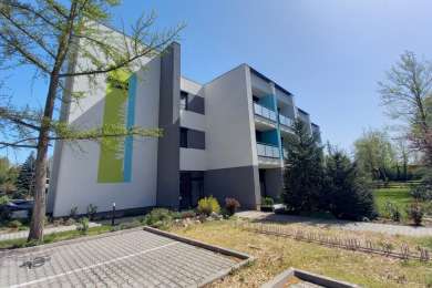 gardonyi_epulet_parkolo_felol